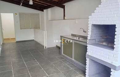 Imagem: A casa possui 3 Dormitórios, 2 Banheiros, 2 Vagas na garagem