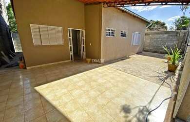 Imagem: A casa para alugar possui 3 Dormitórios, 2 Banheiros, 2 Vagas