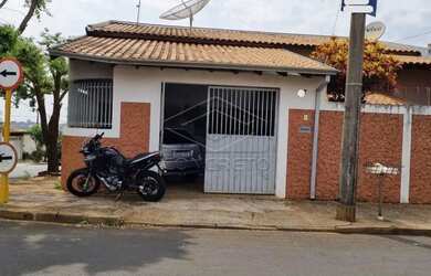 Imagem: A casa possui 3 Dormitórios, 1 Banheiro, 2 Vagas na garagem