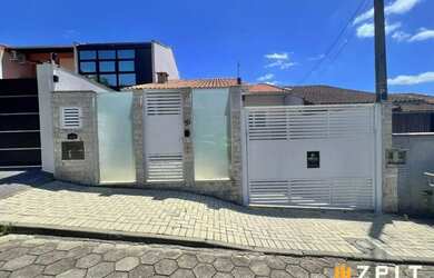 Imagem: A casa possui 2 Dormitórios, 2 Banheiros, 2 Vagas na garagem