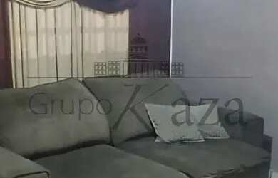 Imagem: A casa possui 2 Dormitórios, 2 Banheiros, 3 Vagas na garagem