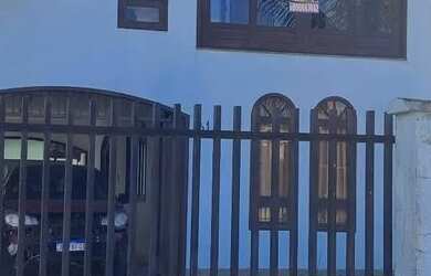 Imagem: A casa possui 5 Dormitórios, 3 Banheiros, 2 Vagas na garagem