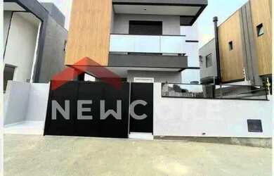 Imagem: A casa possui 3 Dormitórios, 4 Banheiros, 1 Vaga na garagem