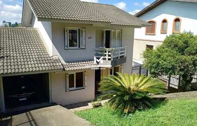 Imagem: A casa possui 3 Dormitórios, 2 Banheiros, 2 Vagas na garagem