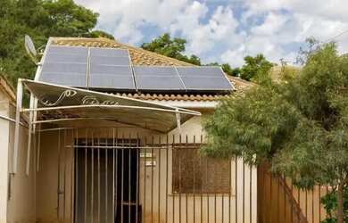 Imagem: A casa possui 2 Dormitórios, 1 Banheiro, 1 Vaga na garagem