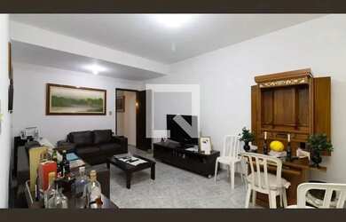 Imagem: A casa possui 4 Dormitórios, 4 Banheiros, 2 Vagas na garagem