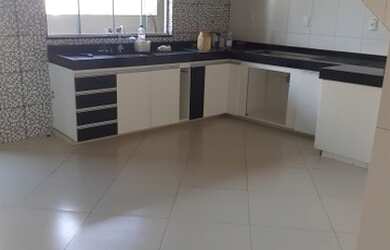 Imagem: A casa possui 3 Dormitórios, 2 Banheiros, 2 Vagas na garagem