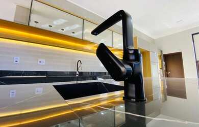 Imagem: A casa em condomínio à venda possui 3 Dormitórios, 5 Banheiros