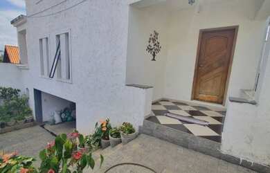 Imagem: A casa possui 3 Dormitórios, 5 Banheiros, 4 Vagas na garagem