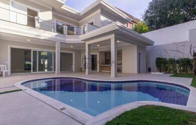 Imagem: A casa possui 4 Dormitórios, 5 Banheiros, 5 Vagas na garagem