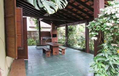 Imagem: A casa possui 2 Dormitórios, 2 Banheiros, 5 Vagas na garagem