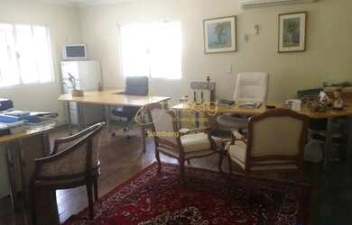 Imagem: O depósito possui 4 Vagas na garagem e 250m² de Área e está