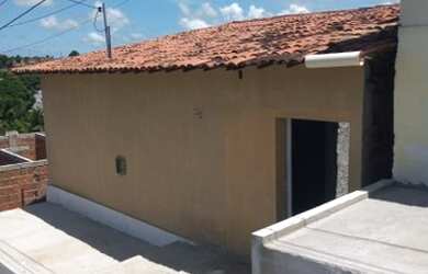 Imagem: A casa possui 2 Dormitórios e 2 Banheiros e está localizado