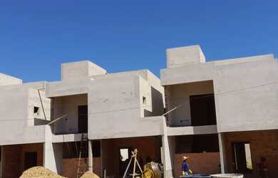 Imagem: A casa em condomínio e possui Dormitórios, Suítes, Banheiros