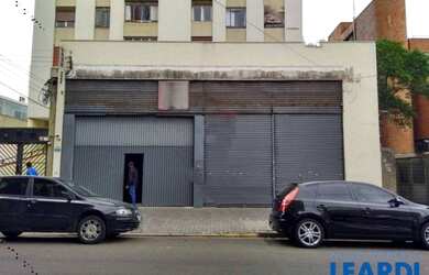 Imagem: O depósito possui 3 Vagas na garagem, 400m² de Área e está