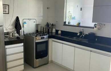 Imagem: A casa possui 3 Dormitórios, 2 Banheiros, 2 Vagas na garagem