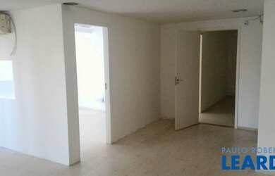 Imagem: O depósito possui 2 Vagas na garagem, 141m² de Área e está