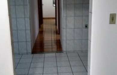 Imagem: A casa possui 3 Dormitórios, 2 Banheiros, 4 Vagas na garagem