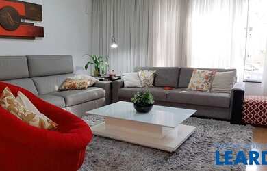 Imagem: A casa possui 3 Dormitórios, 4 Banheiros, 3 Vagas na garagem