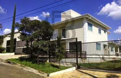 Imagem: A casa em condomínio possui 4 Dormitórios, 5 Banheiros, 4