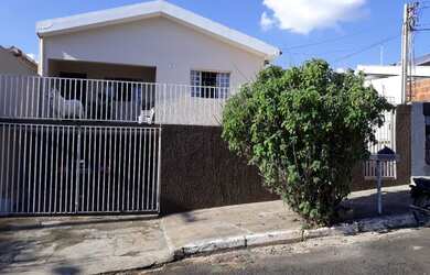 Imagem: A casa possui 4 Dormitórios, 2 Banheiros, 1 Vaga na garagem