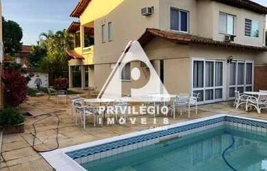 Imagem: A casa em condomínio possui 4 Dormitórios, 3 Banheiros, 2