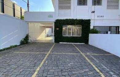 Imagem: O depósito possui 5 Vagas na garagem, 230m² de Área e está