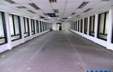 Imagem: O depósito possui 5 Vagas na garagem, 284m² de Área e está