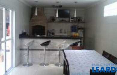 Imagem: A casa possui 4 Dormitórios, 4 Banheiros, 2 Vagas na garagem