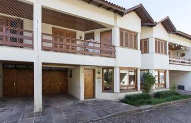 Imagem: A casa em condomínio possui 3 Dormitórios, 1 Banheiro, 2 Vagas