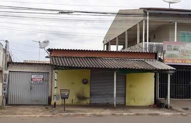 Imagem: A casa possui 3 Dormitórios, 1 Banheiro, 2 Vagas na garagem
