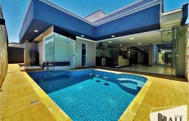 Imagem: A casa em condomínio possui 4 Dormitórios, 5 Banheiros, 3