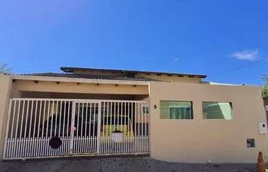 Imagem: A casa em condomínio possui 5 Dormitórios, 3 Banheiros, 4