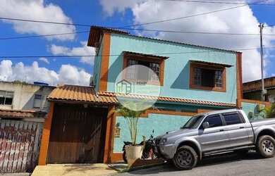 Imagem: A casa possui 4 Dormitórios, 3 Banheiros, 2 Vagas na garagem