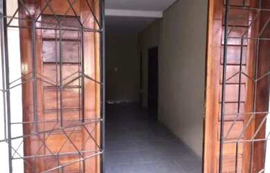 Imagem: A casa possui 3 Dormitórios, 1 Banheiro, 1 Vaga na garagem