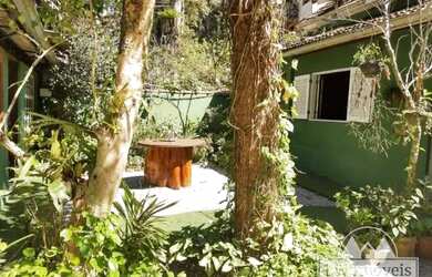 Imagem: A casa possui 5 Dormitórios, 3 Banheiros, 2 Vagas na garagem