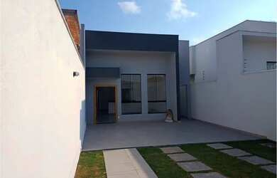 Imagem: A casa possui 3 Dormitórios, 3 Banheiros, 4 Vagas na garagem