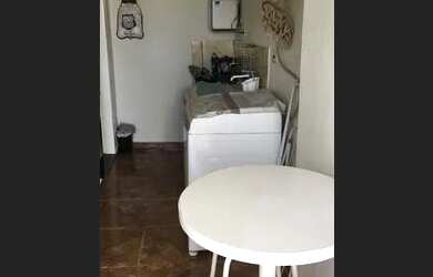 Imagem: A casa possui 1 Dormitório, 1 Banheiro, 1 Vaga na garagem e