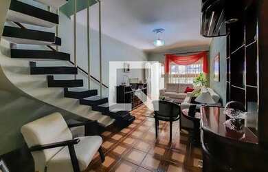 Imagem: A casa possui 3 Dormitórios, 1 Banheiro, 2 Vagas na garagem