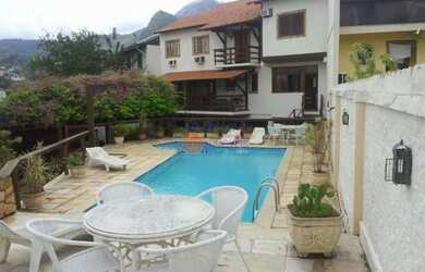 Imagem: A casa em condomínio possui 4 Dormitórios, 2 Banheiros, 2