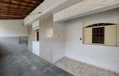 Imagem: A casa possui 5 Dormitórios, 4 Banheiros, 1 Vaga na garagem