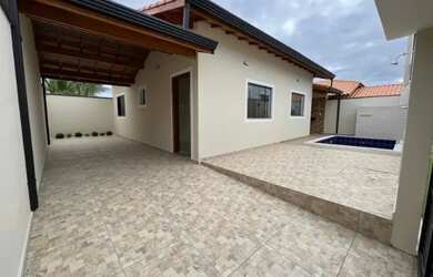 Imagem: A casa possui 2 Dormitórios, 2 Banheiros, 3 Vagas na garagem