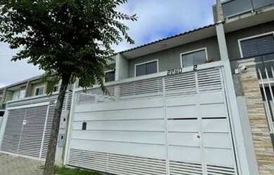 Imagem: A casa possui 3 Dormitórios, 2 Banheiros, 2 Vagas na garagem