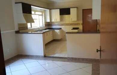 Imagem: A casa possui 3 Dormitórios, 2 Banheiros, 4 Vagas na garagem