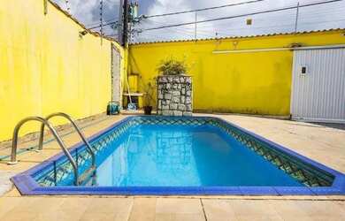 Imagem: A casa possui 3 Dormitórios, 2 Banheiros, 1 Vaga na garagem