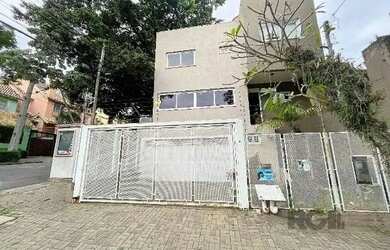 Imagem: A casa possui 3 Dormitórios, 3 Banheiros, 4 Vagas na garagem