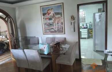 Imagem: A casa possui 3 Dormitórios, 3 Banheiros, 5 Vagas na garagem