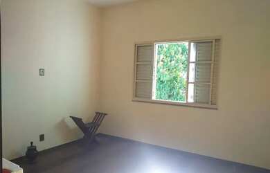 Imagem: A casa possui 4 Dormitórios, 3 Banheiros, 5 Vagas na garagem