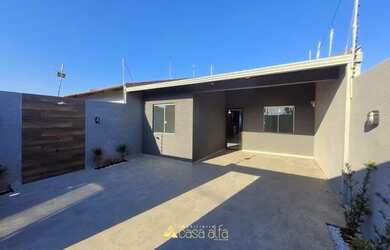 Imagem: A casa possui 3 Dormitórios, 3 Banheiros, 2 Vagas na garagem