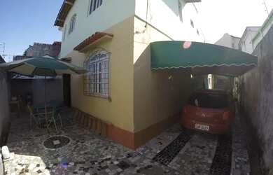 Imagem: A casa possui 4 Dormitórios, 2 Banheiros, 4 Vagas na garagem